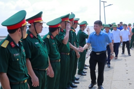 Thanh Hóa: Thăm, tặng quà cho cán bộ, chiến sỹ đảo Nẹ