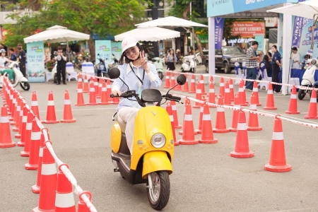 Người dân Hải Phòng, Đà Nẵng hào hứng “đổi xe xăng, lấy xe máy điện”