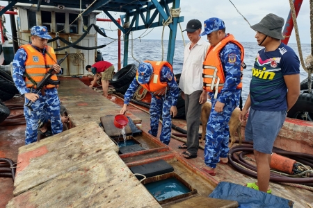 Bắt giữ tàu vận chuyển trái phép dầu DO trên biển