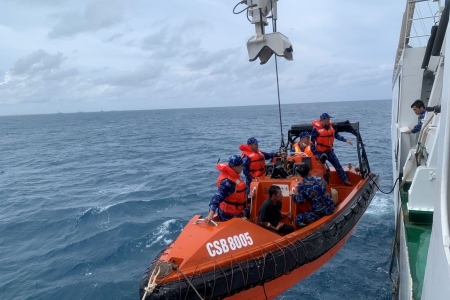 Tàu Cảnh sát biển 8005 kịp thời đưa ngư dân bị bệnh về đảo Trường Sa Lớn điều trị