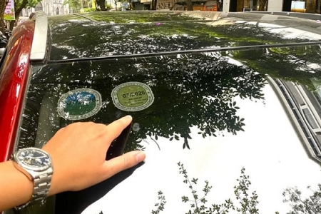 Đề xuất bỏ tem nộp phí đường bộ trên kính ô tô: Giảm thủ tục, tăng hiệu quả quản lý