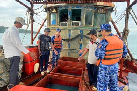 Cảnh sát biển 4 bắt giữ tàu cá vận chuyển 50.000 lít dầu DO trái phép trên biển Tây Nam
