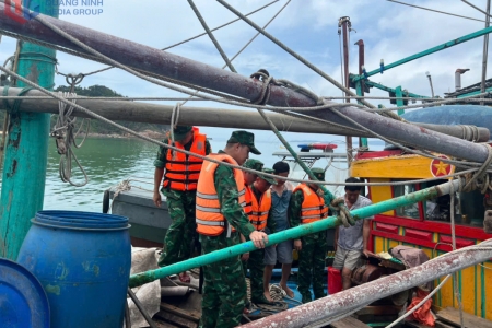 Đồn Biên phòng Thanh Lân kịp thời cứu tàu cá gặp nạn trên biển