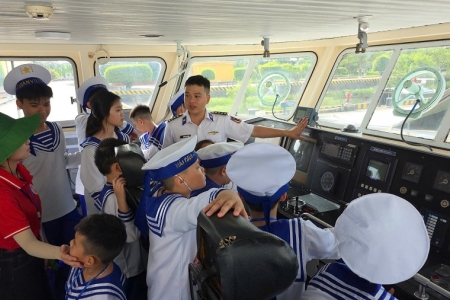 Hải đội 102 tổ chức chương trình trải nghiệm “Em làm chiến sĩ Cảnh sát biển”