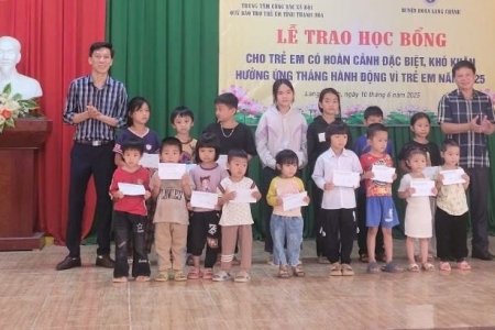 Trao học bổng cho trẻ em có hoàn cảnh khó khăn tại Thanh Hóa
