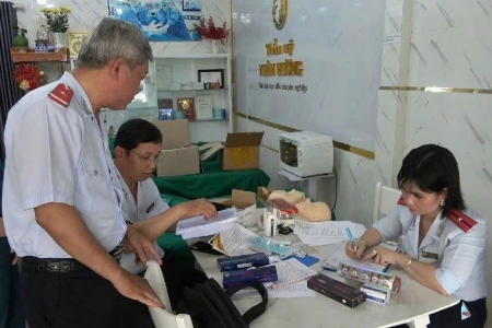 Khởi tố 2 bị can có liên quan đến buôn lậu, gian lận thương mại, hàng giả