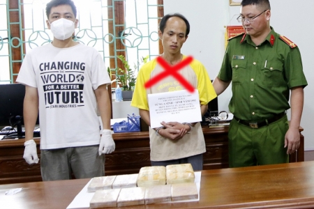 Lai Châu: Bắt đối tượng vận chuyển 8 bánh ma túy