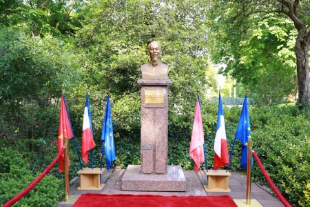 Thủ tướng Phạm Minh Chính dâng hoa tưởng niệm, thăm Không gian Hồ Chí Minh tại Montreuil, Pháp