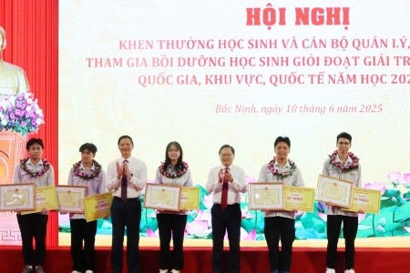 Bắc Ninh khen thưởng học sinh và giáo viên bồi dưỡng học sinh giỏi đạt giải các Kỳ thi năm học 2024 - 2025