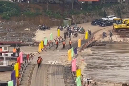 Cắt khẩn cấp cầu phao Phong Châu