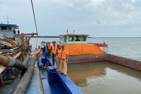 Bắt giữ nhiều phương tiện khai thác, vận chuyển cát trái phép ở Tp. HCM, Long An