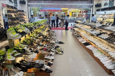 Thanh Hóa: Bắt giam đối tượng cầm đầu đường dây buôn lậu giày dép, túi xách