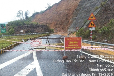 Đường dẫn lên cao tốc La Sơn-Túy Loan sạt lở do ảnh hưởng bão số 1