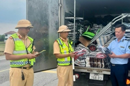 Hà Tĩnh: Bắt giữ xe ôtô vận chuyển quần áo “lậu”