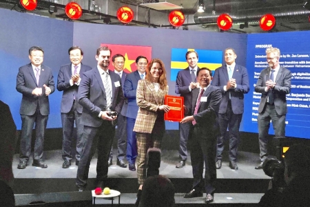 Bình Định trao Giấy chứng nhận đầu tư dự án 1 tỷ USD cho Tập đoàn SYRE - Thụy Điển