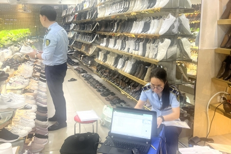 Hà Nội: Tạm giữ hàng nghìn sản phẩm giầy, dép giả mạo nhãn hiệu và không rõ nguồn gốc