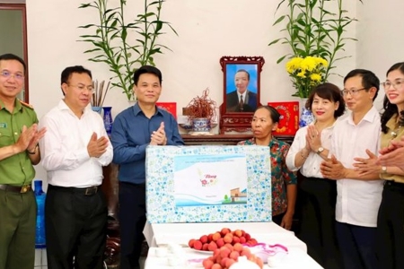 Lãnh đạo tỉnh Hải Dương thăm tặng quà gia đình được hỗ trợ xoá nhà tạm, nhà dột nát