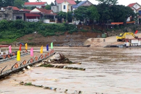 Phú Thọ: Tạm thời vận hành phà quân sự phục vụ người dân qua cầu Phong Châu