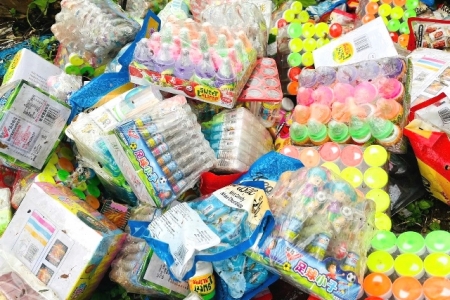 Gia Lai: Hàng loạt bánh kẹo, đồ chơi không rõ nguồn gốc bị vứt bỏ thành đống ngoài đường