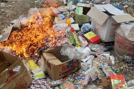 Hơn 2.300 sản phẩm thực phẩm nhập lậu bị tiêu hủy, chủ kho hàng nộp phạt hàng chục triệu đồng