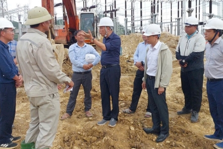 Bí thư Đảng ủy, Chủ tịch HĐTV EVN kiểm tra tiến độ Dự án được chọn gắn biển chào mừng Đại hội Đảng bộ EVN lần thứ IV
