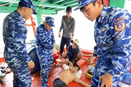 Tàu CSB 8021 kịp thời cấp cứu thuyền viên tàu cá gặp nạn trên biển