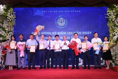 Câu lạc bộ Nhà báo Hà Nam gặp mặt, vinh danh những người làm báo quê hương