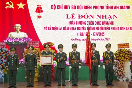Bộ đội Biên phòng tỉnh An Giang đón nhận Huân chương chiến công hạng Nhì