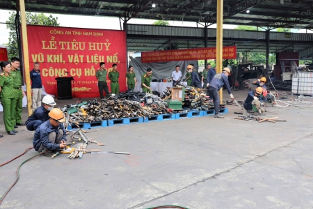 Nam Định tiêu hủy hàng nghìn vũ khí, vật liệu nổ và công cụ hỗ trợ