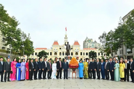 Lãnh đạo TP. Hồ Chí Minh dâng hoa tưởng niệm Chủ tịch Hồ Chí Minh nhân kỷ niệm 100 năm Ngày Báo chí Cách mạng Việt Nam