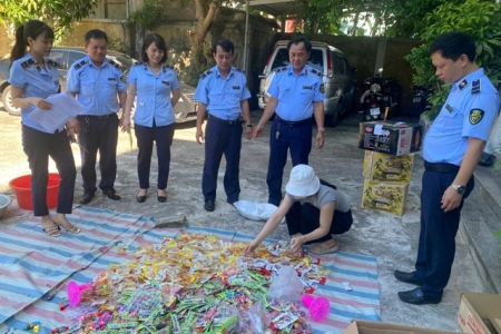 Quảng Bình: Tiêu hủy hơn 1.200 sản phẩm thực phẩm và mỹ phẩm nhập lậu không đảm bảo an toàn