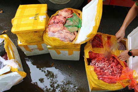 Phát hiện nhiều thùng xốp chứa nội tạng động vật "bốc mùi" trên xe khách