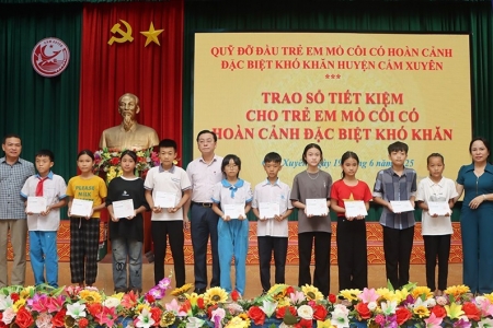 Cẩm Xuyên trao 32 sổ tiết kiệm trị giá 1,46 tỷ đồng cho trẻ mồ côi