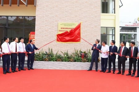 Supe Lâm Thao gắn biển công trình “Trung tâm bán hàng và giới thiệu sản phẩm”