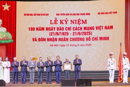 Báo chí Cách mạng Việt Nam đón nhận Huân chương Hồ Chí Minh