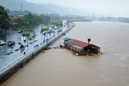 Yêu cầu 4 tỉnh, thành phố miền Bắc tăng cường hộ đê ứng phó lũ lớn