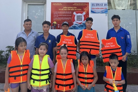 Công an tỉnh Thanh Hóa phối hợp triển khai mô hình điểm hỗ trợ tắm biển an toàn tại Sầm Sơn