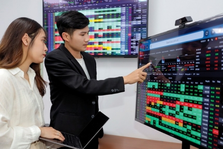Chứng khoán phiên chiều 23/6: Cổ phiếu họ Vin bứt phá, VN-Index thiết lập đỉnh cao mới