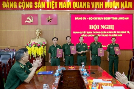 Bộ đội Biên phòng Long An trao quyết định thăng quân hàm cấp thượng tá, nâng lương cấp trung tá năm 2025