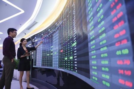 Chứng khoán phiên chiều 25/6: VN-Index hụt hơi trước ngưỡng cản 1.370 điểm