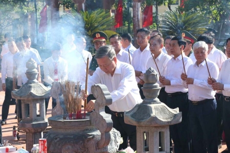 Tổng Bí thư Tô Lâm dâng hương tại tưởng niệm Bác Hồ và các Anh hùng liệt sỹ tỉnh tại Quảng Bình