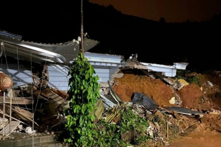 Sạt lở đất vùi lấp nhà ở Yên Bái khiến 1 nam sinh tử vong