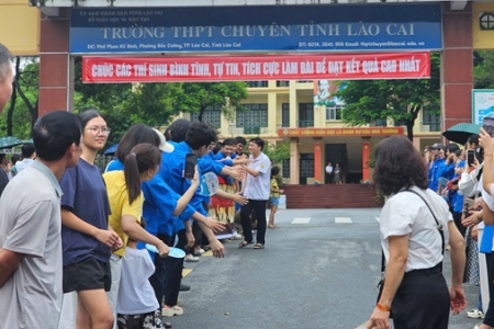 Hơn 9.000 thí sinh Lào Cai đội mưa hoàn thành môn thi đầu tiêu