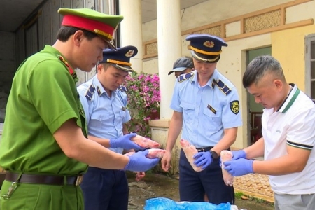 Lạng Sơn: Thu giữ gần 1 tấn chân giò lợn đông lạnh không rõ nguồn gốc