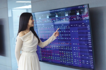 Chứng khoán phiên chiều 27/6: VN-Index vượt mốc 1.370 điểm nhờ lực đẩy từ MSN và nhóm cổ phiếu bluechip