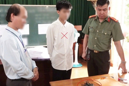 Khởi tố vụ thí sinh dùng camera cúc áo truyền ra ngoài nhờ cứu trợ môn Văn