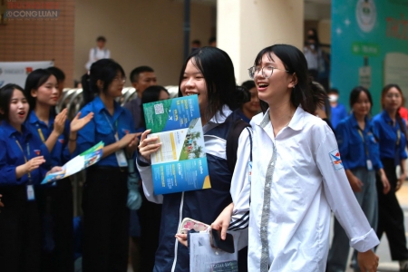 Thi tốt nghiệp THPT 2025: Sĩ tử vỡ òa cảm xúc kết thúc thi theo chương trình mới