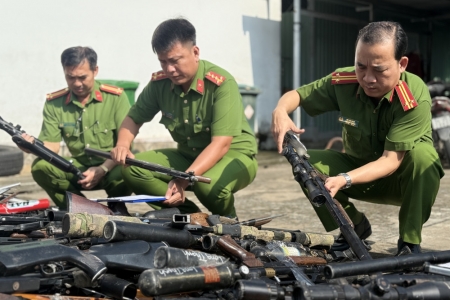 Long An tiến hành tiêu hủy hàng ngàn vũ khí, vật liệu nổ và công cụ hỗ trợ