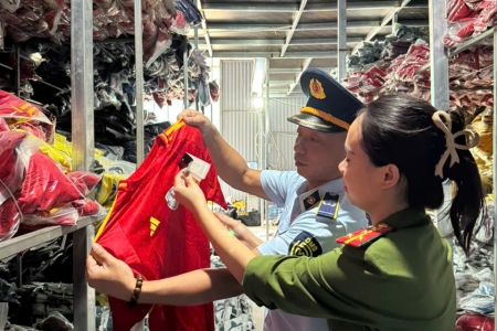 Phát hiện hơn 35.000 bộ quần áo giả mạo nhãn hiệu trị giá hơn 6 tỷ đồng