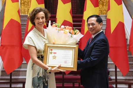 Trao tặng Kỷ niệm chương “Vì sự nghiệp Ngoại giao Việt Nam” cho Tổng Giám đốc UNESCO